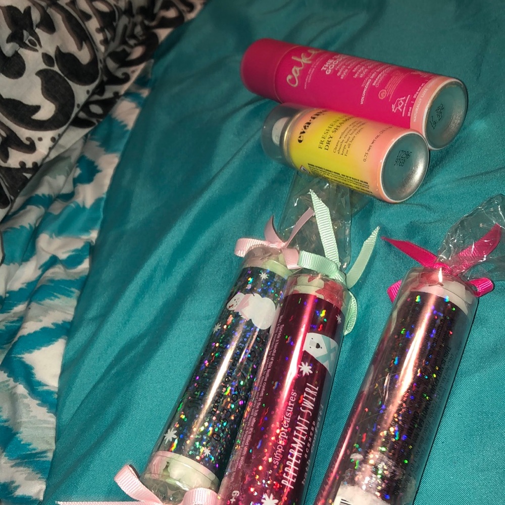 2 dry shampoos (comes with 3 free bath glitters)😘